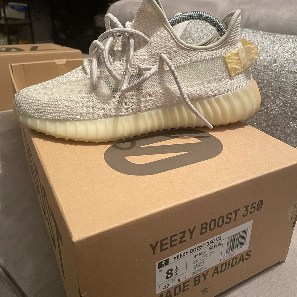 Yeezy Boost 350 v2. Men’s 8.5